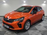 une voiture orange vif garée dans un showroom