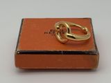 une image représentant une bague en or posée sur une boîte
