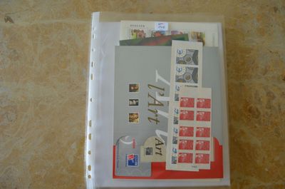une photo d'un classeur sur lequel sont collés de nombreux timbres