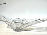 un bol en verre posé sur une table