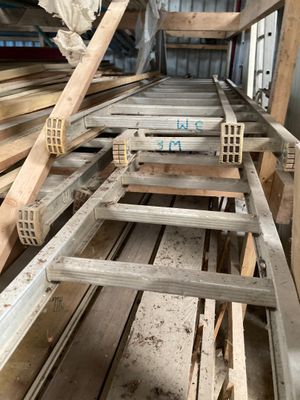 plusieurs pièces de bois sont empilées dans un entrepôt