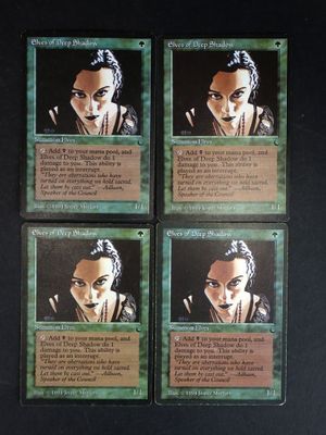quatre cartes représentant une femme, posées sur une table