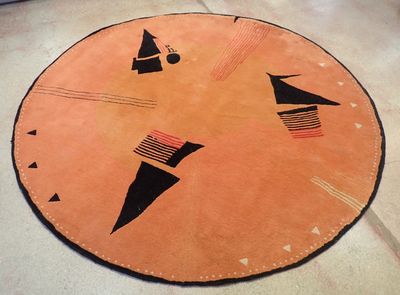 un tapis orange orné de motifs noirs et blancs