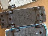 deux morceaux de plastique posés sur une table