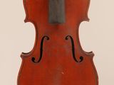 gros plan d'un violon avec un archet sur fond blanc