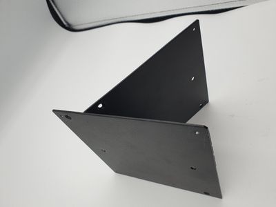 gros plan d'un morceau de métal sur une surface blanche