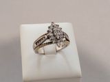 gros plan d'une bague en diamant sur une surface blanche