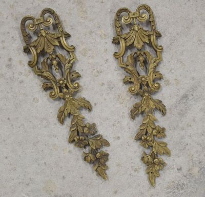 une paire de décorations murales anciennes en laiton représentant des fleurs et des feuilles