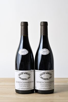 deux bouteilles de vin posées sur une table l'une à côté de l'autre