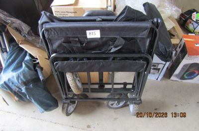 plusieurs bagages posés sur un chariot dans un garage
