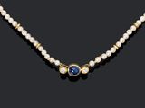 un collier composé d'une perle de culture et d'un saphir
