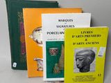 trois livres sont posés sur une table les uns à côté des autres