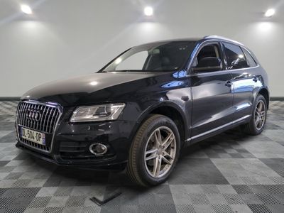 une image d'une audi suv noire garée dans un garage