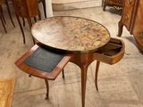 une photo d'un salon avec une table basse au plateau en marbre
