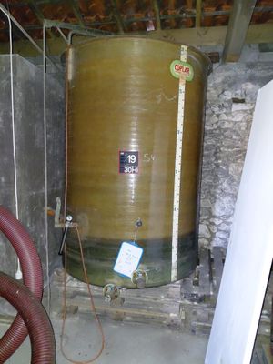 une photo d'un chauffe-eau dans un sous-sol