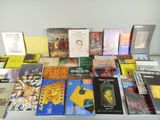 un grand nombre de livres posés sur une table