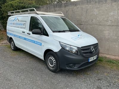 une camionnette blanche garée sur le bord de la route