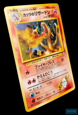 gros plan d'une carte pokemon sur fond noir