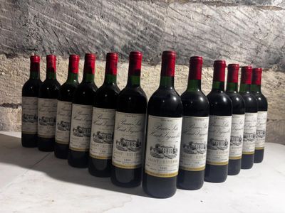 plusieurs bouteilles de vin sont alignées sur une table