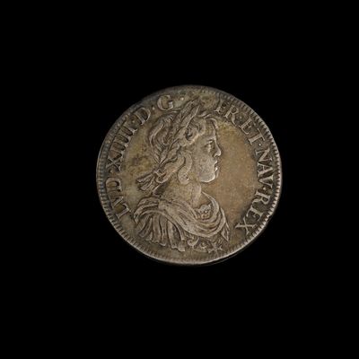 gros plan d'une pièce de monnaie sur fond noir
