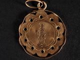 gros plan d'une médaille d'or sur une surface noire