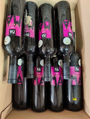 Les bouteilles de vin se trouvent dans un carton sur lequel sont apposées des étiquettes