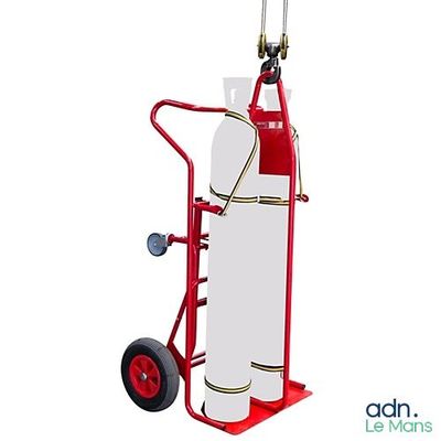 extincteur muni de roulettes et de tuyaux, sur fond blanc