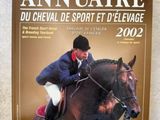 un livre posé sur une table, avec une photo d'une personne à cheval