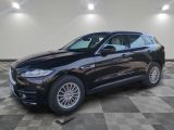 un SUV Jaguar noir garé dans un showroom
