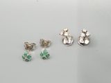 trois paires de boucles d'oreilles argentées et vertes posées sur un fond blanc