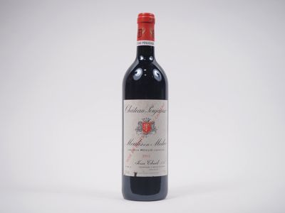 une bouteille de vin rouge posée sur une table blanche
