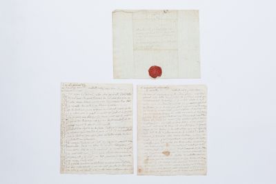 un gros plan sur une feuille de papier portant un cachet de cire