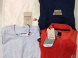 trois t-shirts pour homme et un t-shirt pour femme dans une boîte