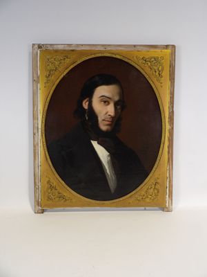 portrait d'un homme en manteau noir et chemise blanche
