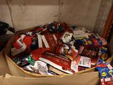 une boîte en carton remplie de toutes sortes d'aliments