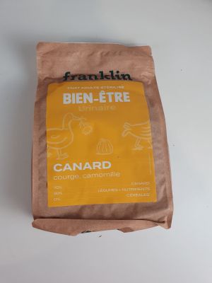 un sac de nourriture posé sur une table