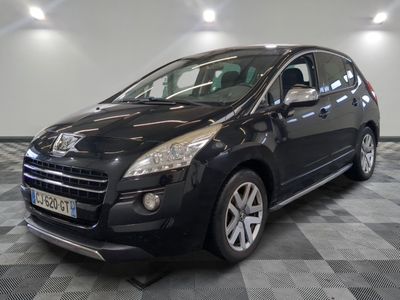 la petite voiture noire est garée dans une grande pièce