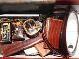 une boîte rouge contenant tout un tas de sacs à main