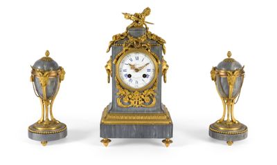 une horloge et deux vases posés sur une surface blanche