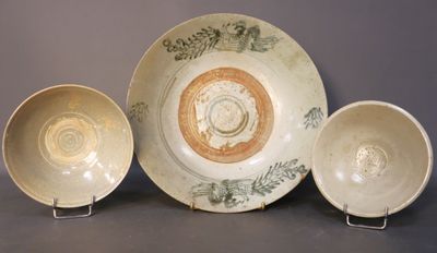 CHINE. Une grande coupe creuse en céramique émaillée à décor…