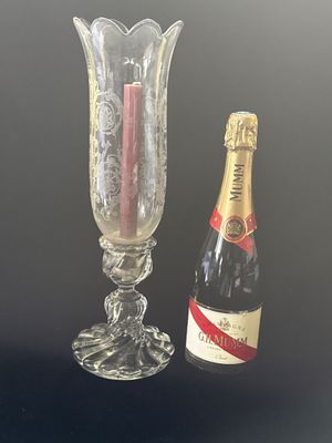 une bouteille de champagne à côté d'un verre à vin