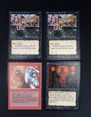 quatre cartes différentes sont posées sur une surface noire