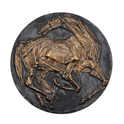 une image représentant un médaillon en bronze en forme de cheval sur fond blanc