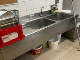 une cuisine avec un évier et une poubelle