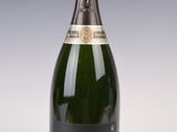 une image d'une bouteille de champagne sur fond blanc