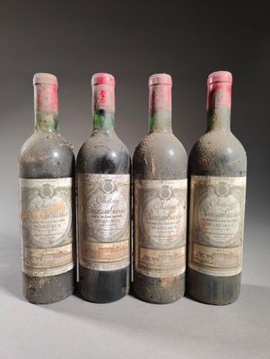 quatre bouteilles de vin sont alignées