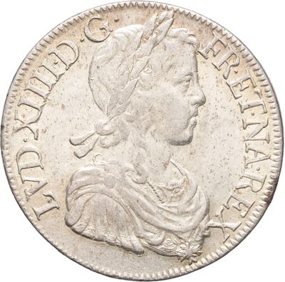 gros plan d'une pièce de monnaie sur fond blanc