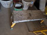 des seaux de peinture et une table dans un garage