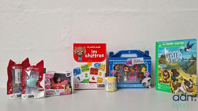 un grand nombre de jouets posés sur une table
