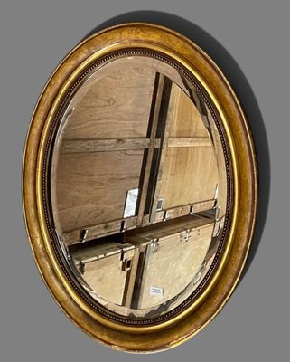 un miroir accroché au mur à côté d'une étagère